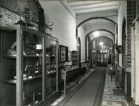 Prenten Adlib\P11623-21.jpg; P11623-01; Foto in albumPhoto in album; Fotoalbum opening Ned. Historisch Natuurwetenschappelijk MuseumFotoalbum opening Ned. Historisch Natuurwetenschappelijk Museum